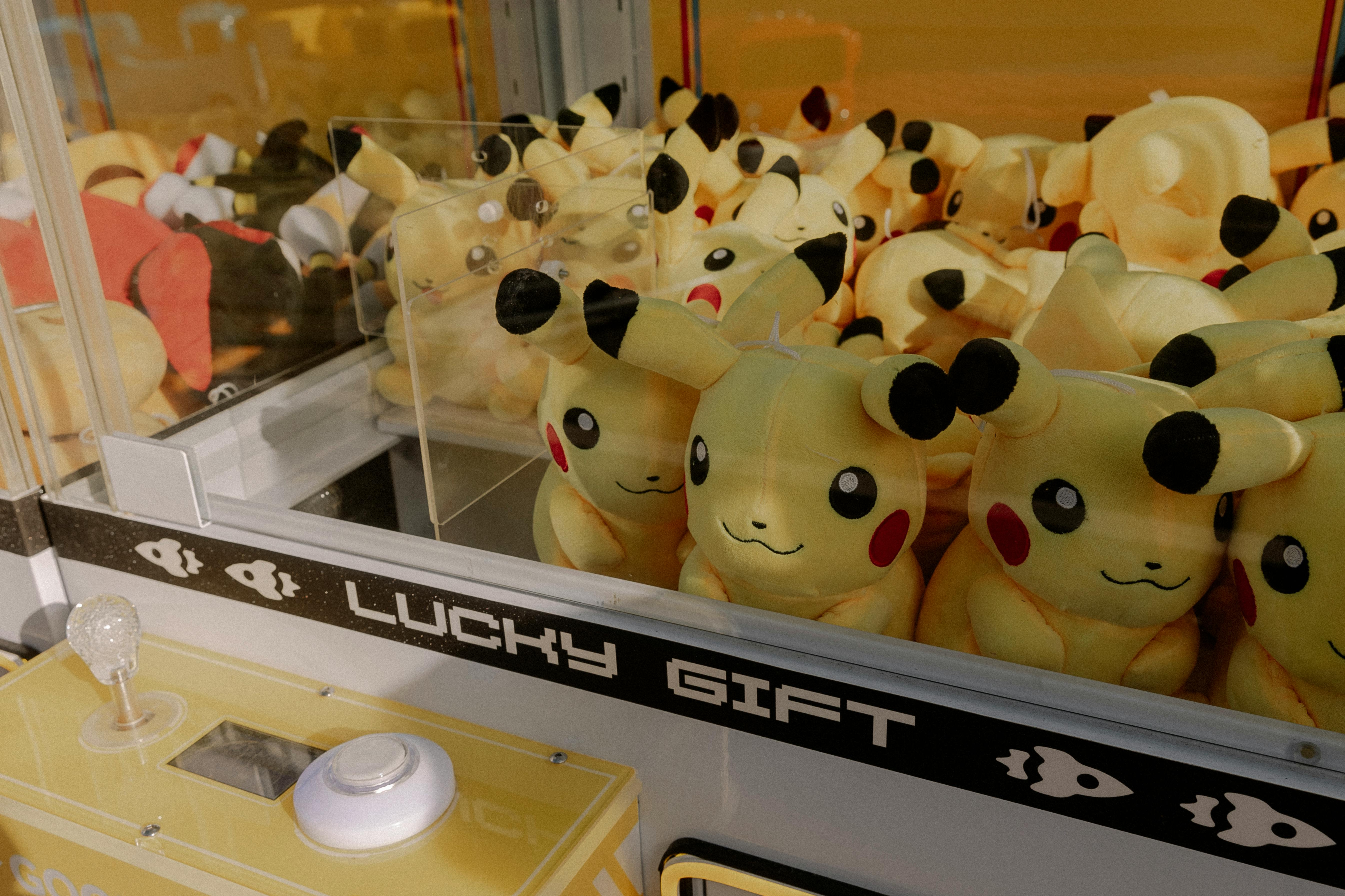 Lucky Gift claw machine filled with plush toys